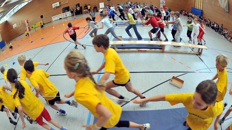 Grundschüler bei Staffelwettkämpfen.