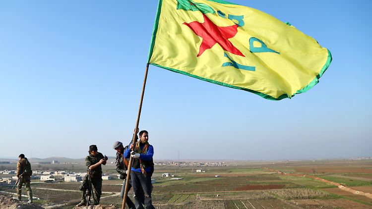 Laut Anklageschrift soll K. ausgesagt haben, er sei in Deutschland von zwei Personen dazu verleitet worden, sich der YPG anzuschließen. 
