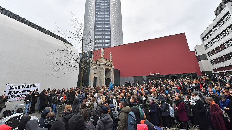 Die Demonstranten fordern ein Ende der Lehrtätigkeit von Thomas Rauscher.
