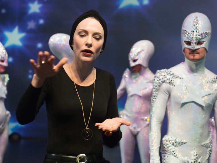 Mit Cate Blanchett spricht in "Manifesto" eine Frau Texte, die vornehmlich von Männern verfasst wurden.