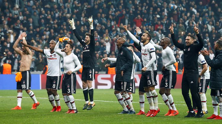 Hurra, geschafft: Besiktas feiert.