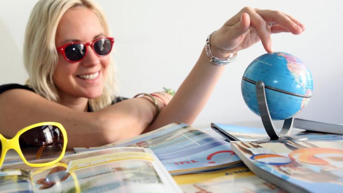 Wo soll's hingehen? Viele Veranstalter haben ihre Programme für den Sommer 2011 ausgebaut - und die Preise erhöht.