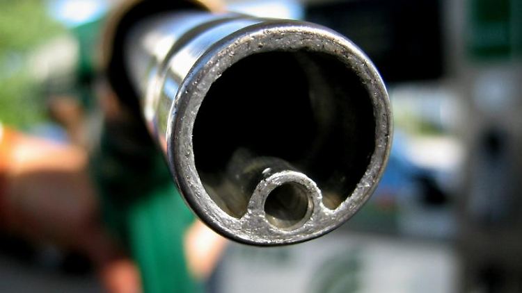 Politik und Verbände streiten sich, der Verbraucher schaut in die Röhre. Die Einführung des Biosprits E10 ist ein Rohrkrepierer geworden.