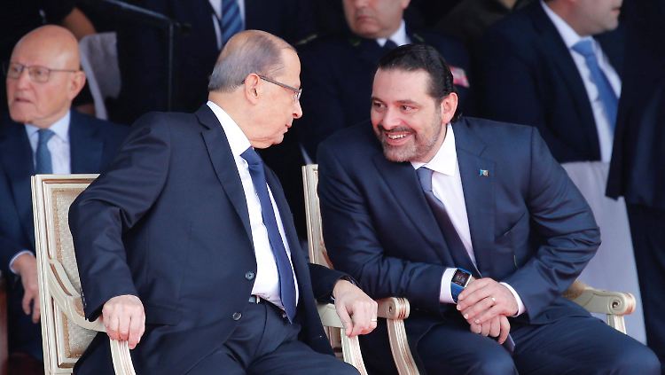 Saad Hariri (rechts) hat auf Wunsch von Staatschef Michel Aoun seinen Rücktritt aufgeschoben.