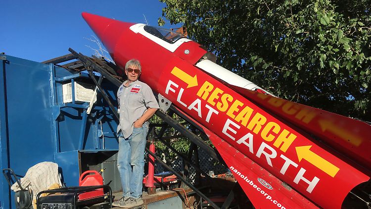 Mike Hughes und seine selbstgebaute Rakete.
