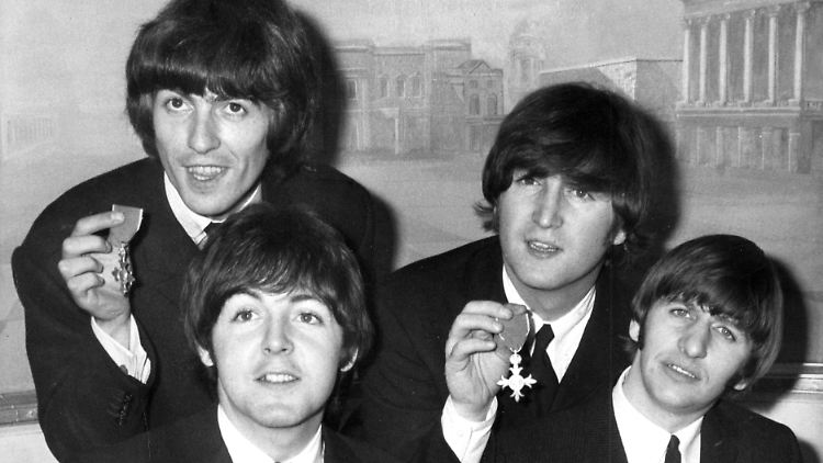 Die Beatles erhielten 1965 von Elizabeth II. den MBE-Orden. Lennon gab ihn später zurück.