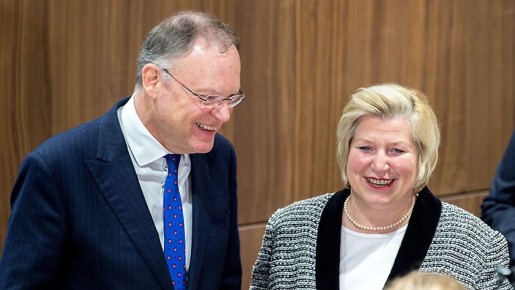 Stephan Weil mit der scheidenden Sozialministerin Cornelia Rundt.