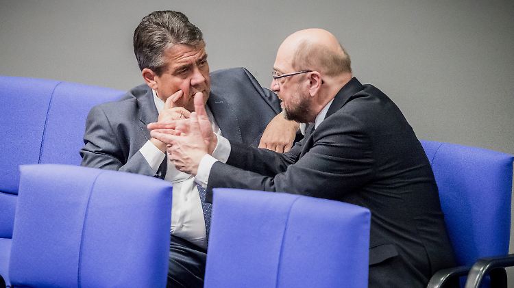Am Dienstag führte SPD-Chef Schulz im Bundestag mehrere Einzelgespräche, auch mit Außenminister Gabriel.