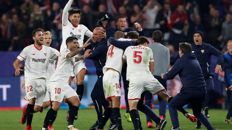 Nach dem Abpfiff kennen die Spieler des FC Sevilla nur einen Weg: den zu Trainer Berizzo.
