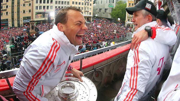 Man kennt sich: Manuel Neuer und Jupp Heynckes feiern am 2. Juni 2013 das Tripple.