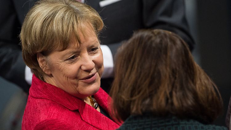 Bundeskanzlerin Merkel spricht am Dienstag während einer Sitzung des Bundestags mit Grünen-Fraktionschefin Katrin Göring-Eckardt.