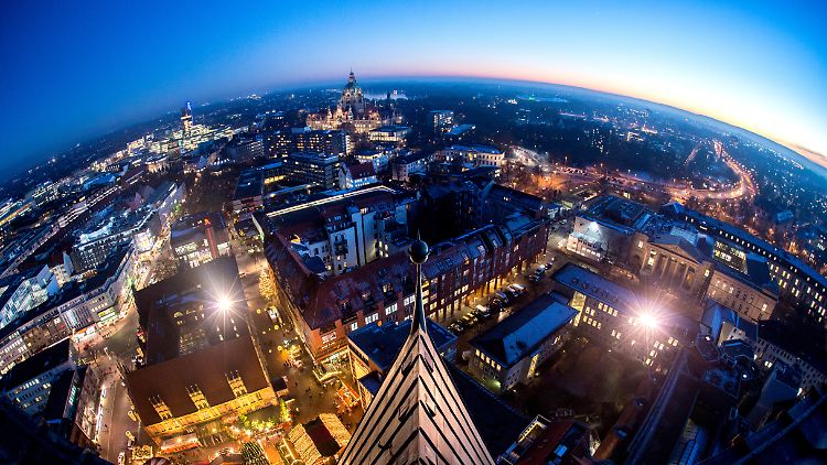 Hannover: Besonders zur Weihnachtszeit ist die Stadt auch abends taghell erleuchtet.
