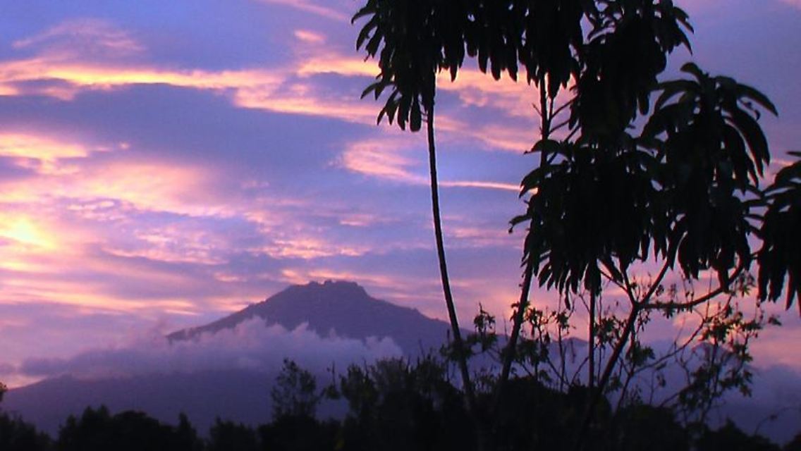 Der Berg ruft: Nahe der Kiboko Lodge lockt der Mount Meru die Bergsteiger an.