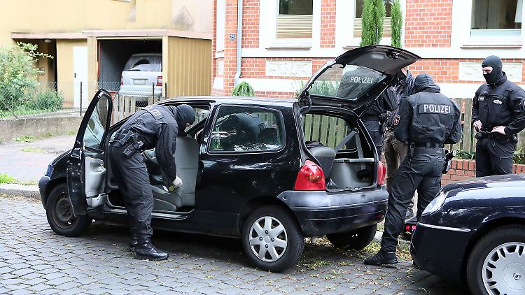 Sondereinsatzkräfte durchsuchten Fahrzeuge und Wohnungen der Verdächtigen - fanden aber keine Hinweise auf einen Terrorverdacht.