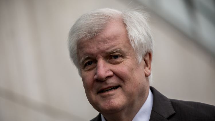 Vor Jahren kündigte er die Aufgabe seiner Ämter bis 2018 an. Jetzt liegen für Seehofer noch einmal alle Karten auf dem Tisch.