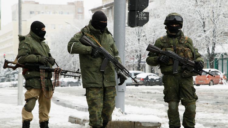 Vermummte Bewaffnete sind auf den Straßen der Separatisten-Hochburg Lugansk zu sehen.