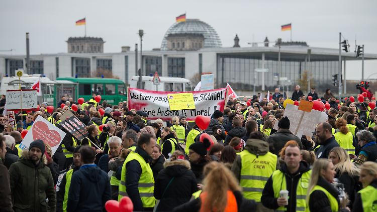 Angst vor der Arbeitslosigkeit: Air-Berlin-Mitarbeiter protestieren zwischen Reichstagsgebäude, Bahnhof und Kanzleramt.