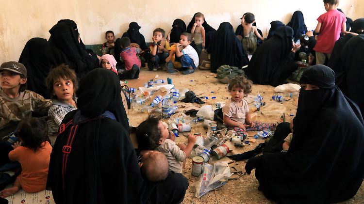 Familien und Angehörige von Kämpfern des Islamischen Staats nach ihrer Gefangennahme im Nordirak.