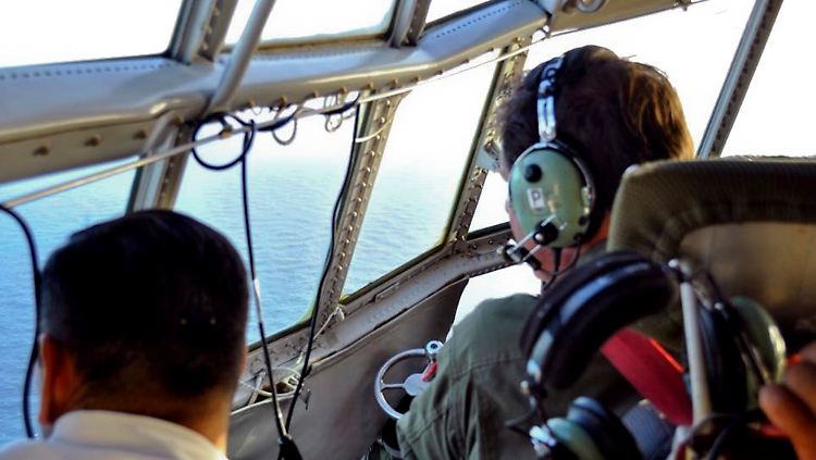 Verzweifelte Suche: Die Besatzung eines argentinischen Suchflugzeugs hält nach dem vermissten U-Boot Ausschau.
