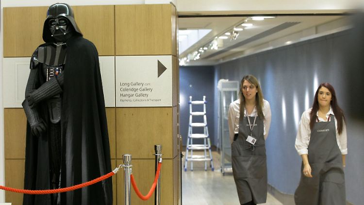 Auch die beiden jungen Damen wollten das Kostüm offenbar nicht haben.