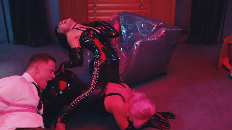 Zum Anbeißen! Channing Tatum lässt sich von Pink sogar fesseln - natürlich alles nur für ein Musikvideo.