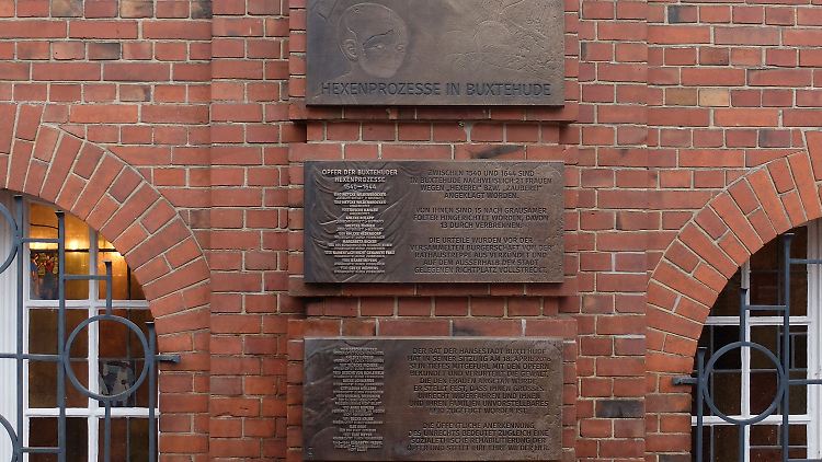 Drei Bronzeplatten hängen am historischen Rathaus von Buxtehude.