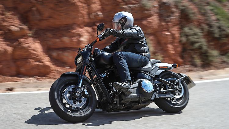 Bei der neuen Harley Davidson Fat Bob hat die Fransenjacke ausgedient.