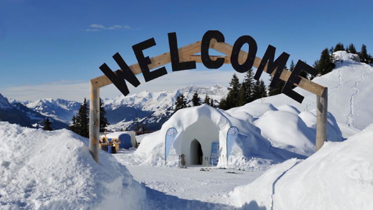 Das Iglu-Dorf auf der Zugspitze entsteht jeden Winter, um im Frühjahr wieder zu schmelzen - eine sehr vergängliche Unterkunft.