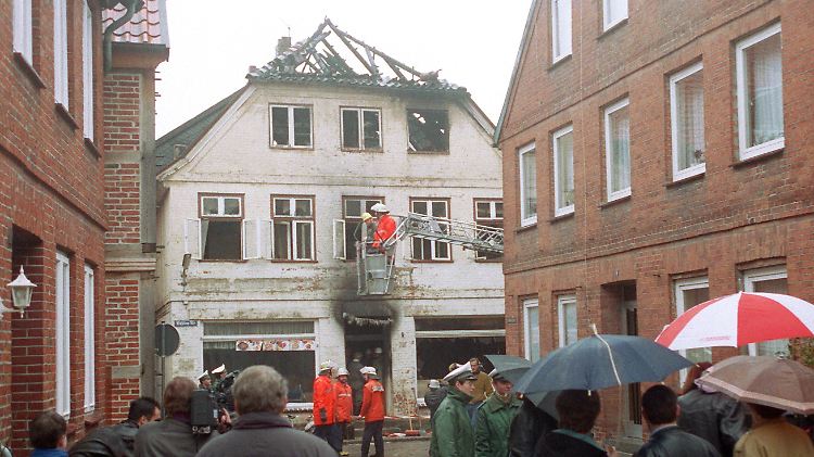 Nach dem Brandanschlag von Mölln sichert die Feuerwehr das Gebäude.