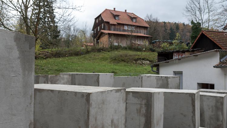 Die Stelen vor Höckes Haus (im Hintergrund) sollen an das Berliner Holocaust-Mahnmal erinnern.