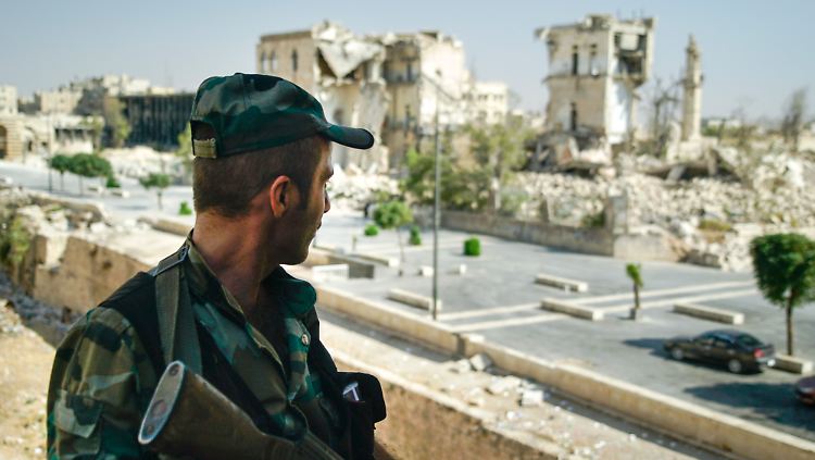 Ein Soldat der syrischen Armee patroulliert durch Aleppo.