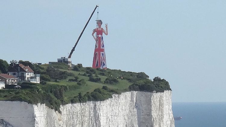 Irland ist eine noch größere Hürde für den Brexit-Deal als die Scheidungskosten oder die Rechte von EU-Bürgern. (Das Bild zeigt eine May-Skulptur an der englischen Südküste mit Blick auf den Kontinent.)