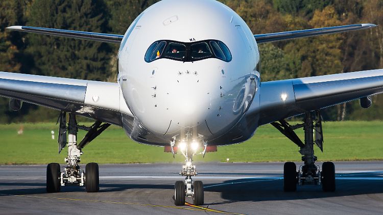 Airbus baut und entwickelt Rüstungstechnik, Satelliten und vor allem Flugzeuge, wie hier zum Beispiele die A350 XWB.