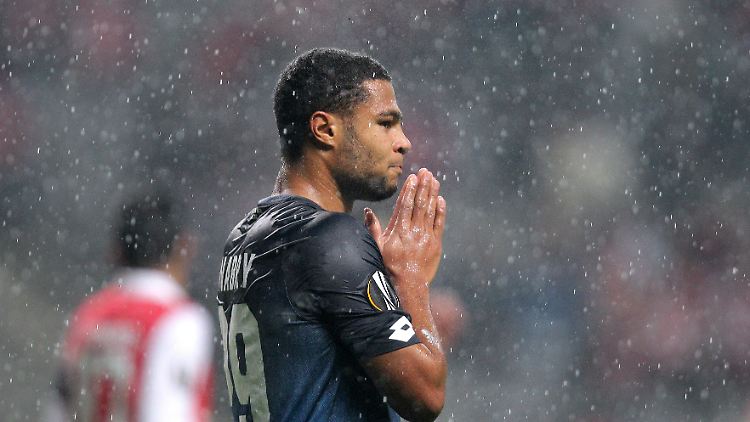 Gnabry kann eine Großchance nicht nutzen.