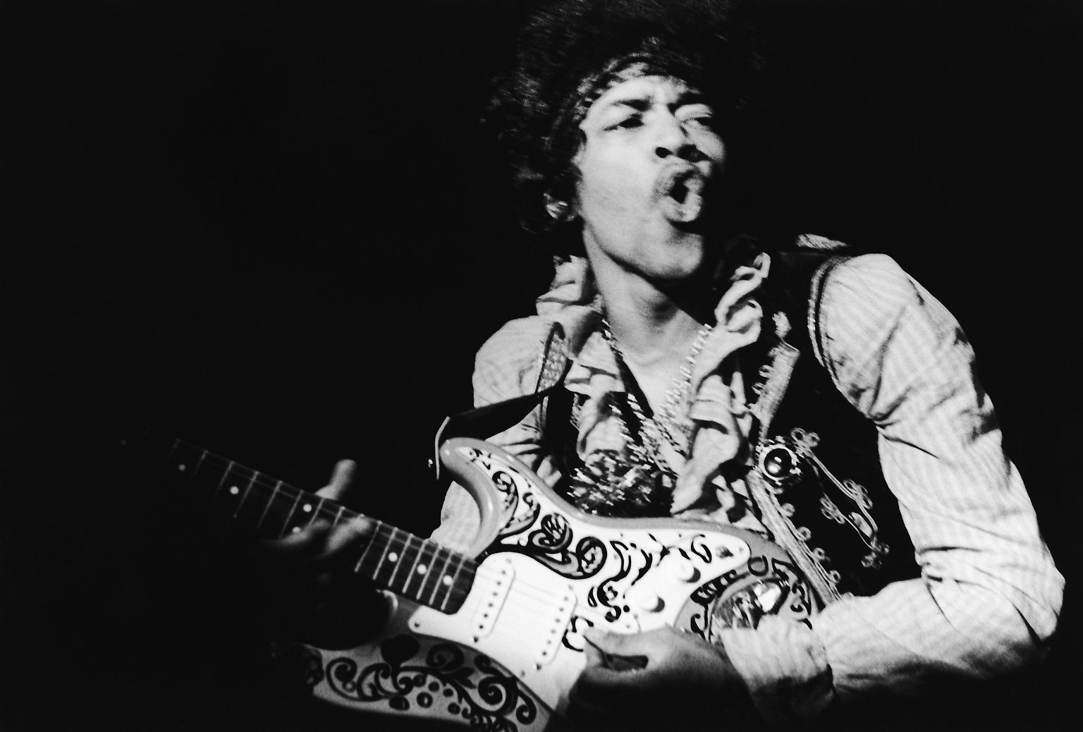 Er ließ seine Fender Stratocaster zärtlich singen und wild aufjaulen, brüllen und in Rückkopplungen fast explodieren.