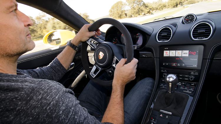 Obgleich der 718 GTS einiges an technischen Extras bietet, wirkt er im Innenraum eher puristisch. Und das ist für die Konzentration beim Kurvenlauf nicht unwichtig.