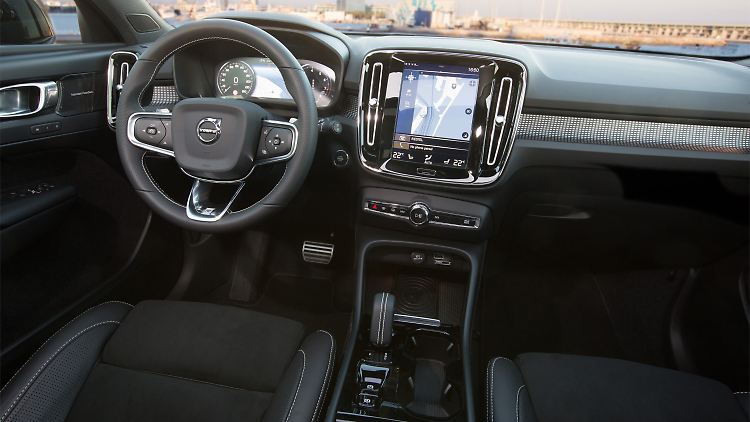 Wie bei Volvo nicht anders zu erwarten, ist sich der Arbeitsplatz des Fahrers im XC40 kühl, aber durchaus schick.