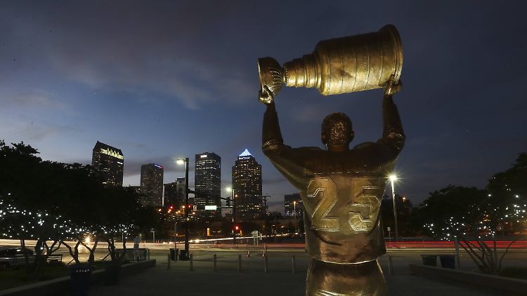 Eine von zahlreichen Spieler-Statuen der NHL-Hall of fame.