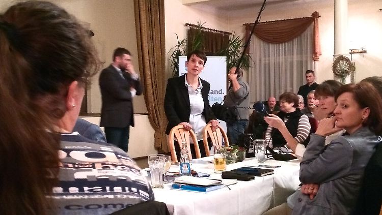 Frauke Petry beantwortet geduldig die Fragen ihrer Gäste. Auch nach ihrem Rückzug aus der AfD-Fraktion.