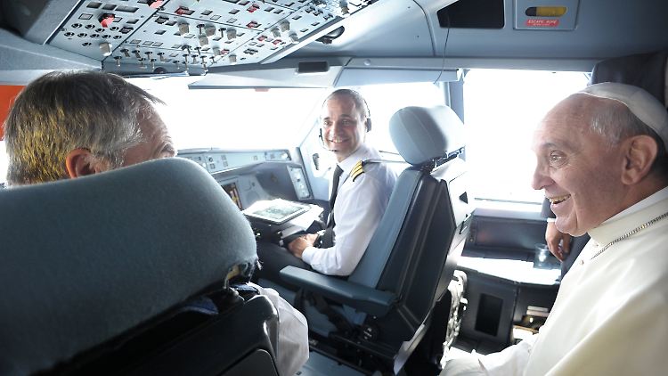 Der Papst darf sogar ins Cockpit.