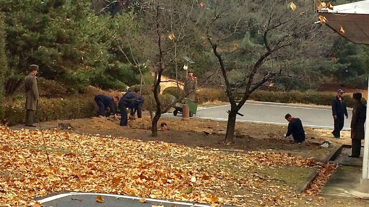 Auf der nordkoreanischen Seite der Grenze heben Arbeiter Gräben aus, offenbar um weitere Fluchtversuche zu unterbinden.