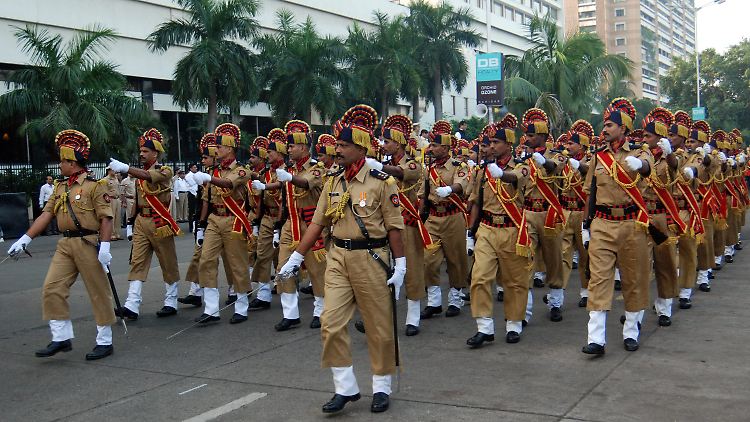 Bei der Parade durch die Straßen des früheren Bombay.