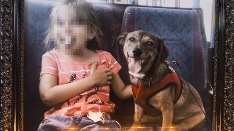 Katie Rough mit ihrem Hund: Die Siebenjährige starb im Januar in York.