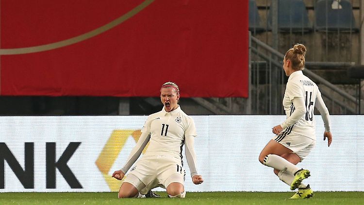 Popp (l.) und Dallmann jubeln dezent über einen deutschen Treffer.