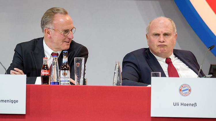 Der Herr links wird ballern - der Herr rechts will die Kugeln reichen: Rummenigge und Hoeneß haben die Aufgaben verteilt.
