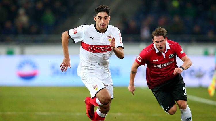 Der Stuttgarter Berkay Oezcan (links) wird von Hannovers Oliver Sorg verfolgt.
