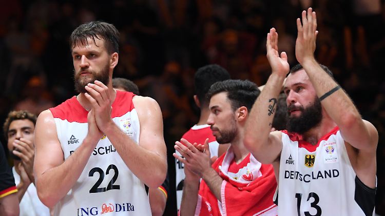 Deutschlands Danilo Barthel und Bastian Doreth sind nach dem Spiel müde, aber zufrieden. 