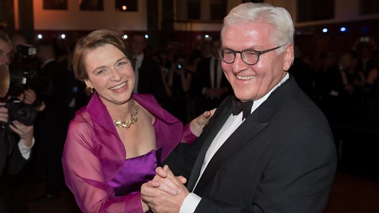 Frank-Walter Steinmeier und seine Frau Elke Büdenbender tanzen beim Bundespresseball.