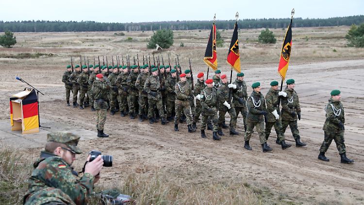 Die Zahl der Berufs- und Zeitsoldaten liegt momentan über der angepeilten Grenze von 170.000, aber nur knapp.