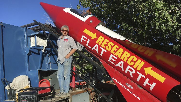 Nach seinem letzten Experiment ging Mike Hughes an Krücken. Diesmal soll der Erkundungsflug gelingen.